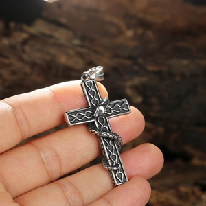 Collier vintage en acier inoxydable avec pendentif croix et serpent style punk
