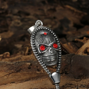 Pendentif crâne gothique en acier inoxydable avec cristaux rouges et bordure éclair