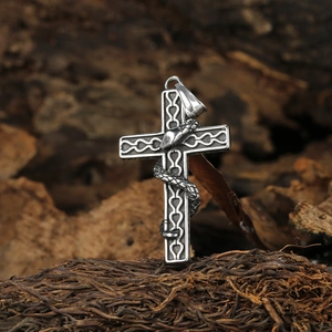 Collier croix vintage en acier inoxydable avec pendentif serpent au style gothique punk