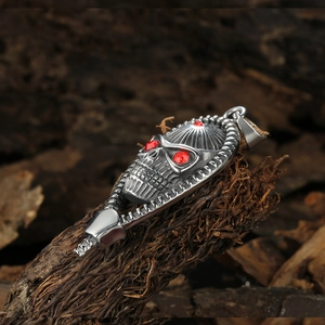 Pendentif crâne gothique vintage avec yeux rouges sur fond de bois rustique