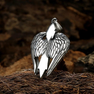 Pendentif épée aux ailes de chauve-souris en acier inoxydable de style gothique punk