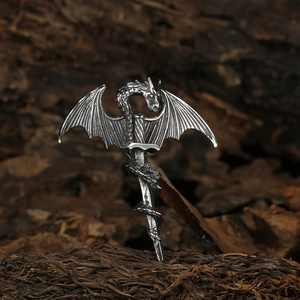 Collier dragon et épée gothique en argent avec détails d'ailes sur fond d'écorce sombre