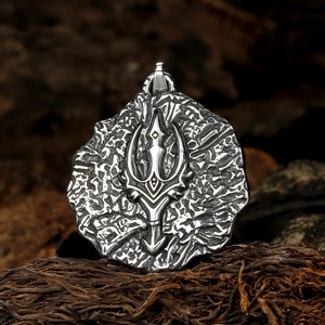 Détail du pendentif trident viking nordique avec texture vieillie sur fond rustique