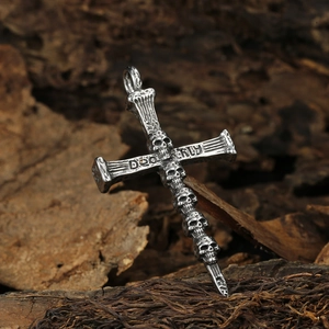 Pendentif croix gothique en acier inoxydable avec crânes et gravure sur bois sombre