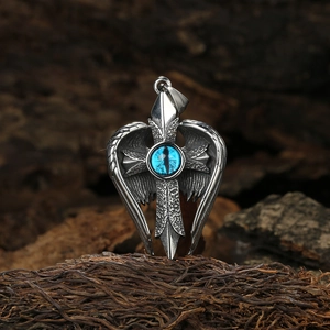 Vue macro du pendentif chauve-souris gothique avec oeil bleu et gravure en acier vintage