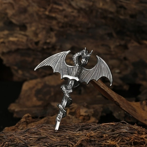Collier pendentif épée dragon rétro en argent avec détails d'ailes sur fond bois