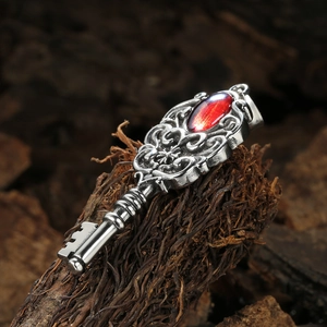 Pendentif clé couronne rétro avec pierre de grenat rouge en style punk ethnique