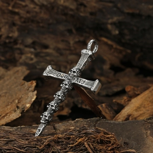 Pendentif croix tête de mort gothique punk en acier inoxydable avec gravure Deo Only