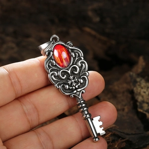 Pendentif clé gothique rétro avec pierre grenat rouge et gravure évidée argent