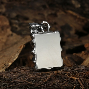 Pendentif rectangulaire en acier inoxydable brossé sur fond de bois naturel élégant