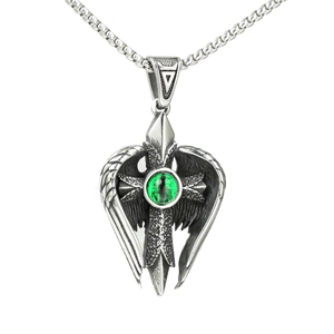 Détail macro du collier chauve-souris rétro en acier avec gemme œil de dragon vert