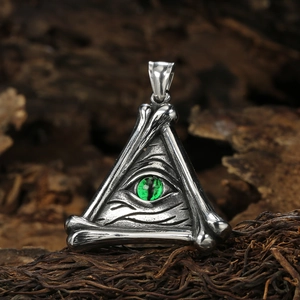 Détail du pendentif triangle vintage en acier avec pierre œil vert et cadre gothique