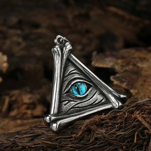 Vue macro d'un pendentif œil gothique triangulaire sur fond de bois sombre texturé