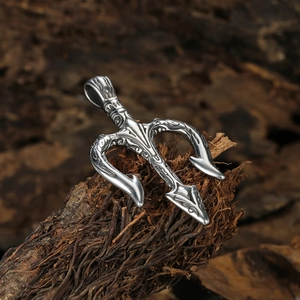 Pendentif trident punk en argent vintage avec des gravures baroques et textures