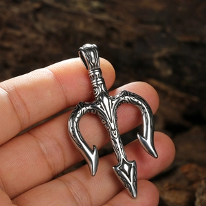 Pendentif trident rétro de style punk avec gravures détaillées et finition argentée