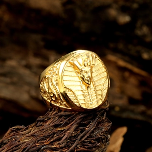 Detaillierte Makroansicht des Pharaonen-Reliefs auf einem goldenen Titanstahlring