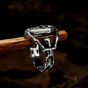 Bague punk gothique en acier titane avec bras de squelette tenant un plateau cercueil