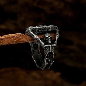 Bague tête de mort gothique en métal oxydé vintage sur branche vue détaillée