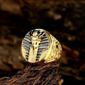 Makroaufnahme Goldener Pharao-Ring mit schwarzer Emaille und antiken Reliefmustern