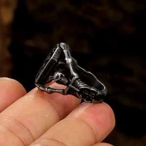 Bague gothique squelette en acier argenté oxydé avec détails de crâne pour hommes et femmes