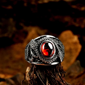 Bague vintage gothique pour homme avec grande pierre rouge et anneau en écailles