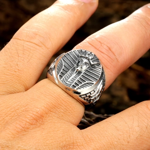 Nahaufnahme des Vintage-Ägypten-Pharao-Rings aus Edelstahl am Finger im Punk-Stil
