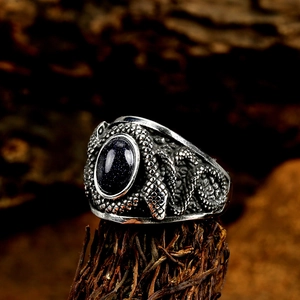 Bague serpent vintage en argent avec grès bleu ovale et texture d'écailles détaillée