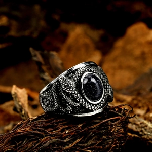 Gros plan de la bague écaille argentée avec pierre de sable bleu sur support bois
