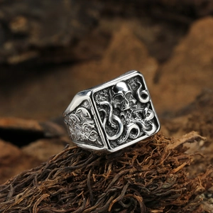 Vintage octopus skull seal ring in stainless steel with retro engraved gothic details