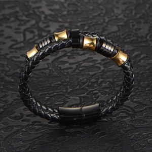 Bracelet tressé pour homme en cuir noir avec tubes dorés et fermoir magnétique mat