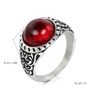 Détail d'une bague vintage pour homme montrant la largeur 14mm et la pierre rouge