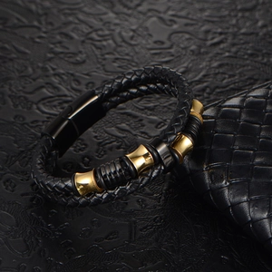 Bracelet pour homme en cuir tressé avec perles dorées et fermoir métallique sécurisé