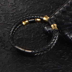 Bracelet vintage pour hommes en cuir tressé noir avec détails dorés et fermoir magnétique