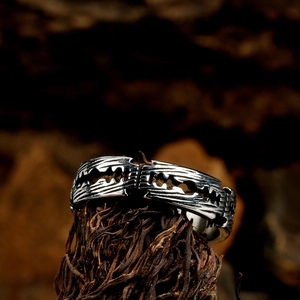 Bague rétro pour homme en acier titane avec texture dentelée et finition oxydée