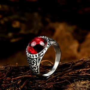 Bague punk vintage pour homme en argent avec pierre rouge ovale et motifs sculptés