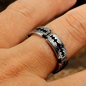 Détail macro d'une bague lame de rasoir vintage en acier inoxydable au style punk