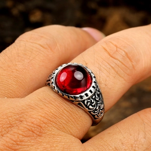Bague punk vintage pour homme avec une grande pierre rouge et des gravures florales