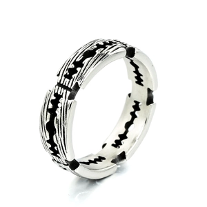 Bague rétro en acier titane avec design de lame dentelée pour hommes et femmes tendance
