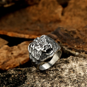 Bague tête de tigre pour homme en acier inoxydable argenté sur fond bois rustique