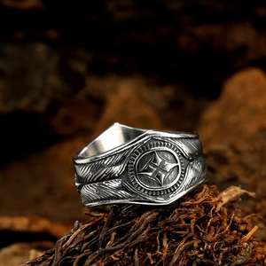 Bague vintage en acier inoxydable avec gravures de plumes et motif étoile sur bois
