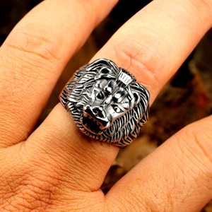 Vue macro d'une bague tête de tigre vintage pour homme en finition argent vieilli
