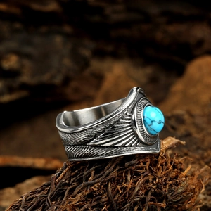 Bague vintage en acier inoxydable avec motif plumes et incrustation turquoise sur bois