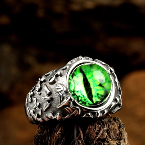Macro di anello retrò da uomo in acciaio con gemma occhio di drago verde e rilievi