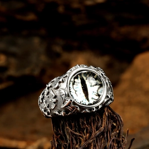 Dettaglio ravvicinato dell'anello occhio di drago gotico con rilievo su metallo vintage
