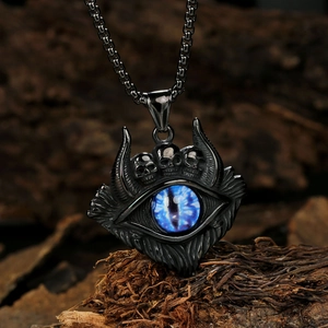Détail du pendentif œil de démon gothique avec crânes noirs sur bois rustique
