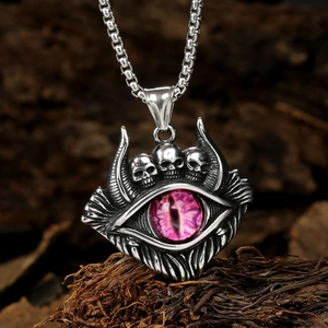 Vue macro du pendentif crâne gothique avec œil violet et finition argentée vintage