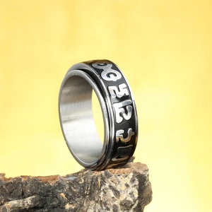 Herren Spinner Ring aus Edelstahl mit graviertem Mantra und drehbarem schwarzem Mittelband