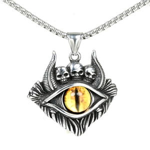 Pendentif gothique en argent avec œil de dragon jaune et crânes sur chaîne à mailles