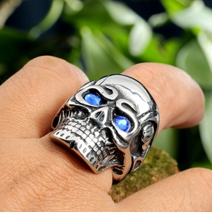 Men's gothic titanium skull ring with blue rhinestone eyes in retro silver finish