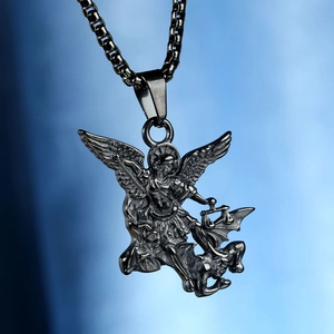 Detail von Erzengel Michael Relief-Anhänger in Gunmetal Grey mit passender Box-Kette
